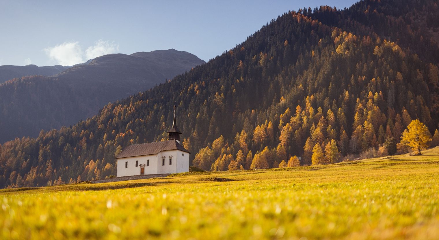 Die Kapelle im Ritzinger Feld im goldenen Herbst